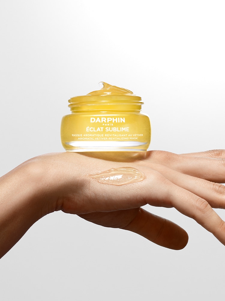 Éclat Sublime Aromatik Canlandırıcı Vetiver Maskesi Cildi yenileyip canlandırmaya destek olan, Vetiver Özlü huzur veren kokusuyla zenginleştirilmiş besleyici yağ bazlı maske.